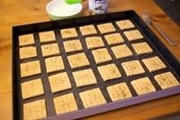 咸味土豆饼干,烤箱预热170度,中层烤约15分钟左右至表面金黄色