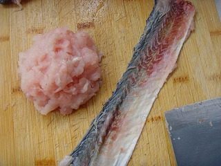 七星鱼丸,去掉脊骨、主刺,顺纤维纹路刮取鱼肉。(接近鱼皮的鱼肉肌红蛋白较多,色泽较深,会影响鱼丸色泽洁白的效果,所以不用刮掉。)