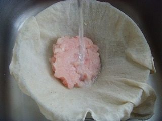 七星鱼丸,用洁净的纱布包裹鱼肉,漂浮于清水中,以去除血筋和混浊杂质。