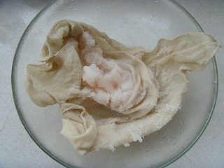 七星鱼丸,直至鱼肉呈白色,然后用洁净纱布滤去水。
