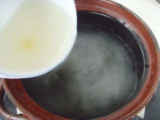 七星鱼丸,砂锅置于火上,倒入高汤烧至温热。