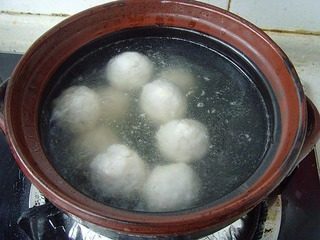 七星鱼丸,将鱼丸逐一下入锅中,改用旺火烧沸。待其表面蛋白质相对凝固后,用手勺背部顺锅边下入轻轻推动,防止丸子粘住锅底而损坏其形状。