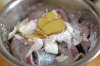 泡菜鱼豆腐,腌鱼:鱼片片好后用水反复洗掉血水及表面黏液(一定要洗净(⊙o⊙)哦，这样腌鱼能够快速软嫩而且不腥(⊙o⊙)哦)，然后放入葱姜蒜，<a style='color:red;display:inline-block;' href='/shicai/ 718'>料酒</a>适量，嫩肉淀粉和<a style='color:red;display:inline-block;' href='/shicai/ 59093'>鸡蛋清</a>抓匀腌制半个小时左右。