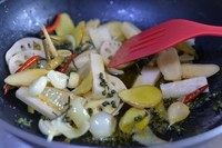 泡菜鱼豆腐,腌鱼的过程中咱们来炒泡菜,我的泡菜里面有酸萝卜、藕片、酸豆角、姜片、蒜、野山椒和红小米辣椒。锅烧热放入适量菜籽儿油,油热放入葱段,姜片,蒜,炒香,然后放入洗净的青花椒炒香。最后放入所有的泡菜炒大概三分钟(这些过程都是大火(⊙o⊙)哦)