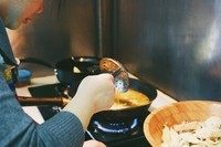 泡菜鱼豆腐,泡菜汤炖煮40分钟后转大火水开咱们放入鱼头煮10分钟左右,鱼头煮6分钟左右放入切好的豆腐块一起炖煮。然后用漏勺先盛出鱼头和豆腐。