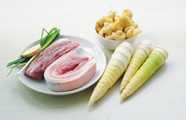 腌笃鲜,准备所需材料，<a style='color:red;display:inline-block;' href='/shicai/ 42'>春笋</a>剥皮备用。