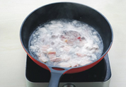 腌笃鲜,将<a style='color:red;display:inline-block;' href='/shicai/ 428'>五花肉</a>和<a style='color:red;display:inline-block;' href='/shicai/ 426'>咸肉</a>放入凉水中，煮开，焯去血沫后捞出。
