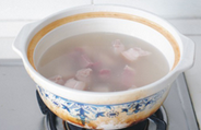腌笃鲜,将焯过水的五花肉和咸肉一起放入<a style='color:red;display:inline-block;' href='/shicai/ 845'>高汤</a>中。（如果没有<a style='color:red;display:inline-block;' href='/shicai/ 845'>高汤</a>的话，就直接用清水，我试过，味道也很鲜美）