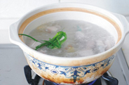 腌笃鲜,加入<a style='color:red;display:inline-block;' href='/shicai/ 37'>姜</a>片、<a style='color:red;display:inline-block;' href='/shicai/ 3250'>葱</a>结、<a style='color:red;display:inline-block;' href='/shicai/ 718'>料酒</a>，大火煮开后转中小火炖1小时。
