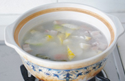 腌笃鲜,加入切块的笋炖15分钟左右。