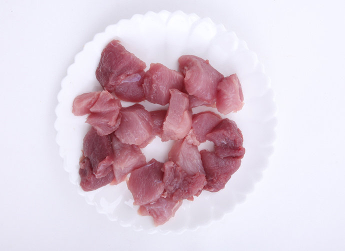 自制芝麻肉松,肉洗净撕去表面多余的白色筋膜，切成小块。<a style='color:red;display:inline-block;' href='/shicai/ 3250'>葱</a><a style='color:red;display:inline-block;' href='/shicai/ 37'>姜</a>改刀切小备用。