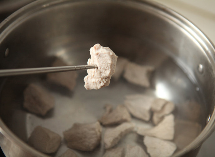 自制芝麻肉松,肉块放入冷水锅中,水沸后撇去血沫,煮3分钟至筷子插入无血水后捞出用温水冲洗净。