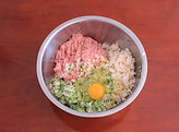 白菜丸子粉丝煲,将剁好的猪肉、葱姜藕末放入大的容器内,打一个<a style='color:red;display:inline-block;' href='/shicai/ 9'>鸡蛋</a>进去。