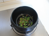 白菜丸子粉丝煲,砂锅里放少许花生油,油热后放入葱姜炒出香味。