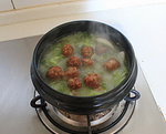 白菜丸子粉丝煲,煮开后转小火继续煮5分钟,然后下炸好的<a style='color:red;display:inline-block;' href='/shicai/ 4164'>丸子</a>。