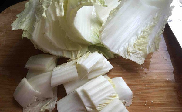 糖醋面筋白菜,白菜洗净留白菜梗,切成小块