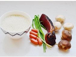 腊肉菌菇饭,食材准备好。