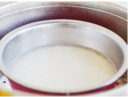 腊肉菌菇饭,<a style='color:red;display:inline-block;' href='/shicai/ 492'>大米</a>洗净，加入适量的冷水，中火锅中蒸15分钟。