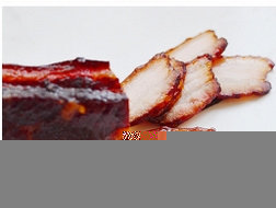 腊肉菌菇饭,蒸好的腊肉切薄片备用。