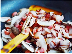 腊肉菌菇饭,锅烧热，倒入少许的食用油，倒入切片的<a style='color:red;display:inline-block;' href='/shicai/ 235'>口蘑</a>、<a style='color:red;display:inline-block;' href='/shicai/ 230'>香菇</a>、香肠。