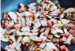 腊肉菌菇饭,翻炒均匀。