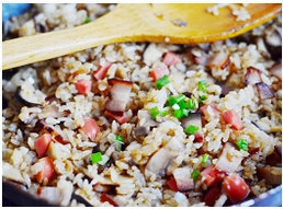 腊肉菌菇饭,最后加入<a style='color:red;display:inline-block;' href='/shicai/ 762'>老抽</a>半勺，<a style='color:red;display:inline-block;' href='/shicai/ 788'>生抽</a>半勺，<a style='color:red;display:inline-block;' href='/shicai/ 134292'>白胡椒</a>半茶匙，<a style='color:red;display:inline-block;' href='/shicai/ 756'>鸡精</a>少许，盐少许调味，出锅前再撒些<a style='color:red;display:inline-block;' href='/shicai/ 3232'>香葱</a>即可。