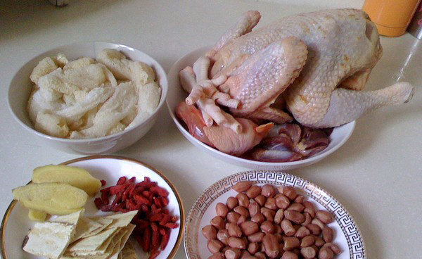 浓香竹荪鸡汤,食材大集合,<a style='color:red;display:inline-block;' href='/shicai/ 237'>竹荪</a>用清水泡发然后用流动水冲洗干净,光鸡清洗干净整只待用