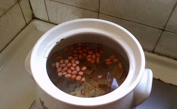 浓香竹荪鸡汤,砂锅内倒入适量的清水,后加入姜片、花生、黄芪
