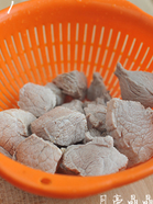 手作猪肉松,猪肉洗净后，切块，锅中水烧开，放入猪肉焯水后，捞出洗净。