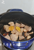 手作猪肉松,铸铁锅中放入焯水后的肉块，加入<a style='color:red;display:inline-block;' href='/shicai/ 718'>料酒</a>、<a style='color:red;display:inline-block;' href='/shicai/ 762'>老抽</a>、<a style='color:red;display:inline-block;' href='/shicai/ 866'>冰糖</a>、<a style='color:red;display:inline-block;' href='/shicai/ 829'>十三香</a>、盐、<a style='color:red;display:inline-block;' href='/shicai/ 2800'>生姜</a>，倒入250ml清水（用普通锅水量要增加），盖上锅盖煮开后转小火焖煮一小时左右