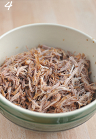手作猪肉松,取出肉，带上一次性手套，把肉块用手撕成肉丝（这步需要点耐心，撕的越细，成品口感越好）。