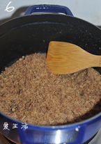 手作猪肉松,不断翻炒至蓬松状（耐心点，我炒了二十分钟左右，不同锅子不同火力需要的时间也不一样，炒到最后肉松完全脱水呈现出干爽蓬松状为OK）。冷却后装入密封袋或者密封瓶子中保存，要是炒的够干，可以保存好几个月。