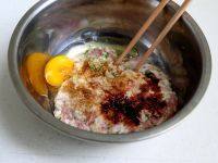 猪肉豆角煎饺,将肉泥放入料理盆中，加一个<a style='color:red;display:inline-block;' href='/shicai/ 9'>鸡蛋</a>，适量的<a style='color:red;display:inline-block;' href='/shicai/ 692'>酱油</a>、盐、<a style='color:red;display:inline-block;' href='/shicai/ 10588'>糖</a>、<a style='color:red;display:inline-block;' href='/shicai/ 829'>十三香</a>（或五香粉）调拌均
