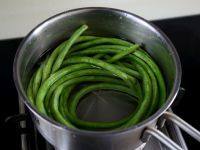 猪肉豆角煎饺,<a style='color:red;display:inline-block;' href='/shicai/ 3639'>豆角</a>焯烫断生，水里要加点盐