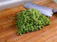 猪肉豆角煎饺,将断生的豆角切碎