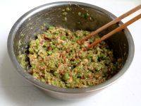 猪肉豆角煎饺,然后与肉泥馅拌在一起，最后可以滴少量的<a style='color:red;display:inline-block;' href='/shicai/ 847'>香油</a>，猪肉豆角饺子馅就拌好了