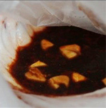 蒜香酱汁烤排骨,<a style='color:red;display:inline-block;' href='/shicai/ 434'>排骨</a>洗干净,控干水先吹一下