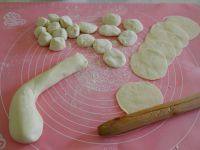 猪肉豆角煎饺,<a style='color:red;display:inline-block;' href='/shicai/ 519'>面粉</a>300克加水约150克和成软面团，醒上半小时。
然后将面团搓成条条，揪成若干小剂子，按扁，擀成饺子皮