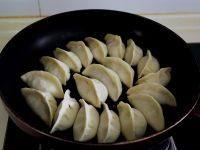 猪肉豆角煎饺,取一煎锅，少倒点油，约10克，油微热将饺子码入
