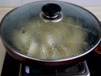 猪肉豆角煎饺,沿着锅边倒些水，漫过底边一些就好，盖上锅盖煎