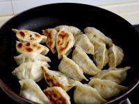 猪肉豆角煎饺,大约煎6-7分钟就可以了