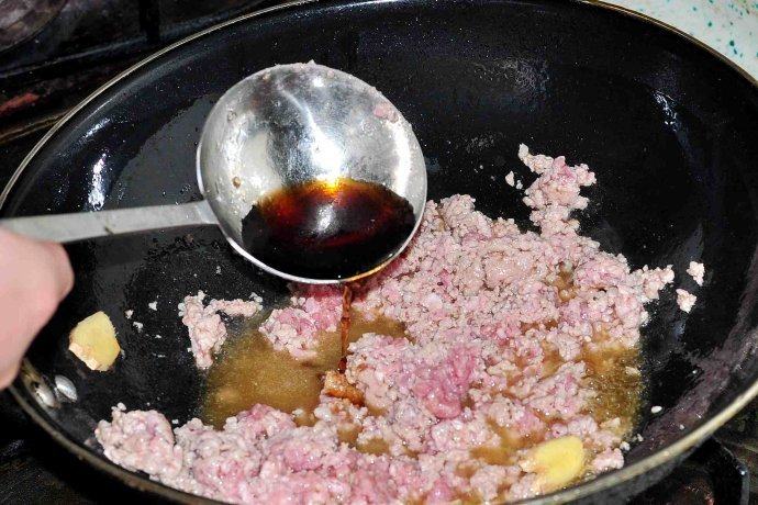 脆臊海参,煸炒过程中加入料酒后直至将猪肉炒制金黄酥脆（炒制过程需要一个小时以上，全程中火不停翻炒并注意不能糊锅）