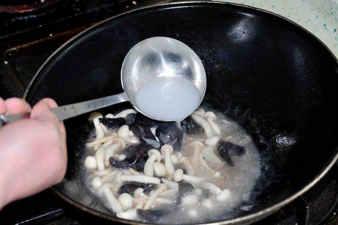 脆臊海参,水淀粉勾芡后起锅