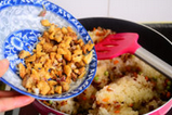 腊宝糯米饭,加入<a style='color:red;display:inline-block;' href='/shicai/ 11620'>猪油渣</a>搅拌均匀（因为糯米煮熟后比较粘，成团状的，所以要点耐心呦）