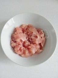 青椒鸡片,<a style='color:red;display:inline-block;' href='/shicai/ 101'>鸡胸肉</a>切片,装在大一点的容器里