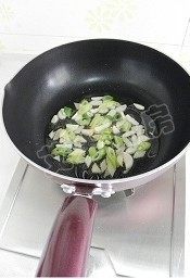 青椒鸡片,锅里倒油加热,放入切好的葱姜蒜,中火炒香