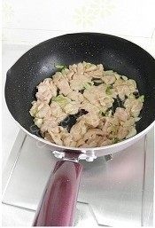 青椒鸡片,用铲子或者筷子将鸡片划散,继续中火,炒至鸡片颜色变浅