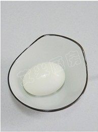 金枪鱼芝士饭团,煮好的鸡蛋捞出用凉水浸泡一会,剥去皮
