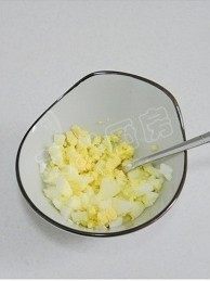 金枪鱼芝士饭团,用勺子将蛋黄压碎,蛋清用手掰成小块
