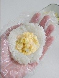 金枪鱼芝士饭团,在米饼的中央放上一勺拌好的金枪鱼沙拉酱